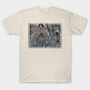 La Sagrada Familia breath-taking exterior: detailed architecture photography T-Shirt